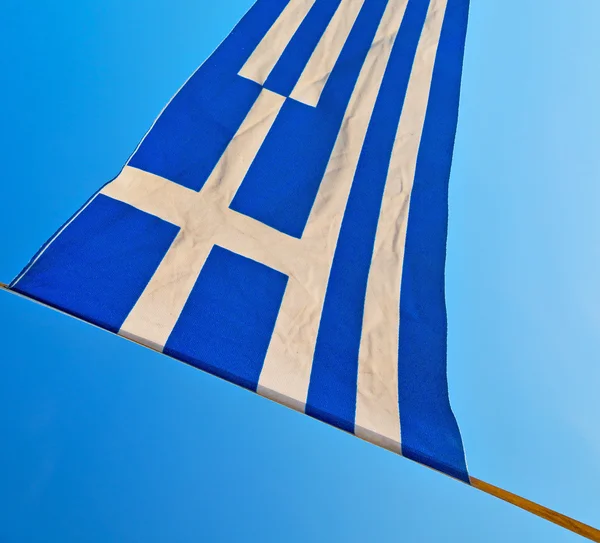 푸른 하늘 및 깃대에 그리스 깃발을 흔들며 — 스톡 사진