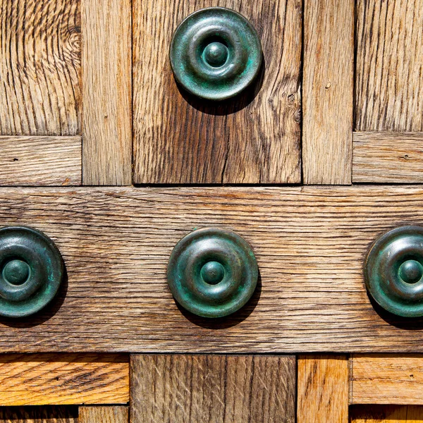 In london antique brown door  rusty  brass nail and light — Stock Photo, Image