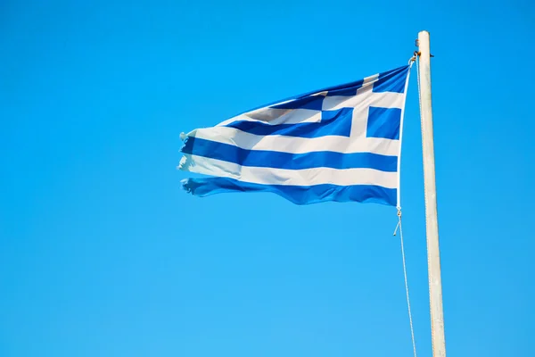 Ondeando en el cielo azul y asta de la bandera —  Fotos de Stock