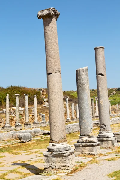 In perge vecchia costruzione il tempio romano di colonna — Foto Stock