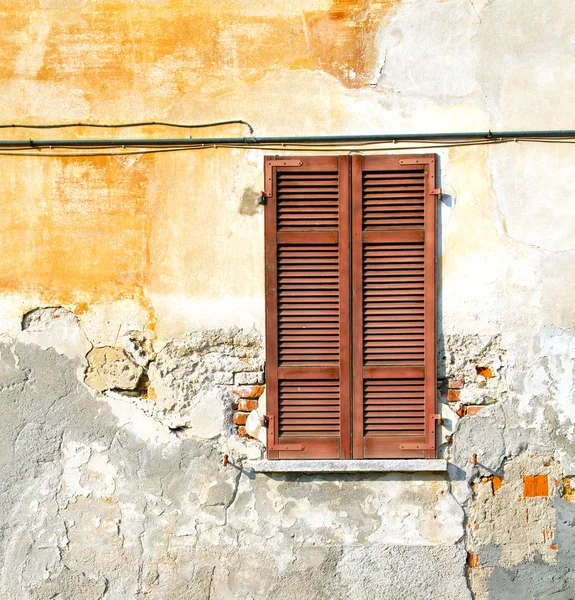 Ventana roja varano borghi palacios italia acera pavimento — Foto de Stock