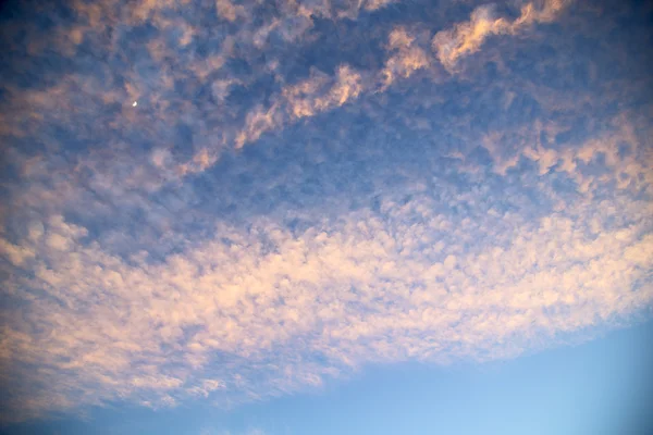 Salida del sol en el cielo de color blanco nubes suaves luna — Foto de Stock