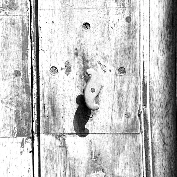 Entkleidete Tür aus italienischem Anzianholz und traditionellem — Stockfoto