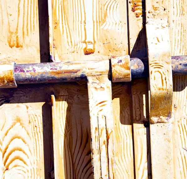 Marrón morocco en África la vieja fachada de madera casa y saf oxidado —  Fotos de Stock