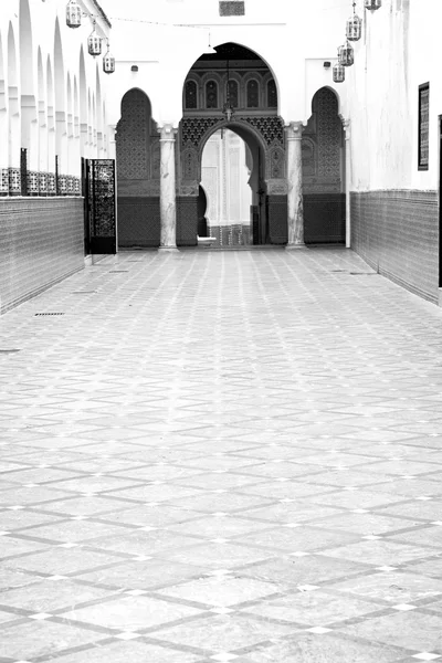 Vecchia torre in mattoni nel villaggio del Marocco Africa e il cielo — Foto Stock