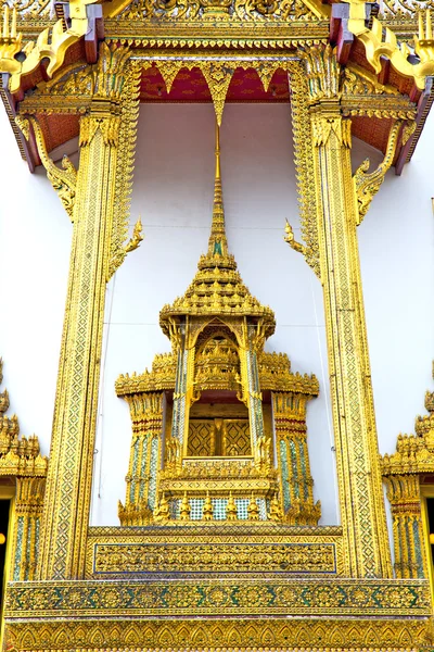 Разрез храма в виде золотого мостового храма — стоковое фото
