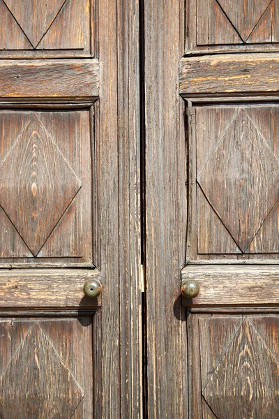 Stripped paint  door    in italy     traditional  texture nail — Stock Photo, Image