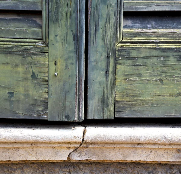Ventana varese palacios i madera veneciana bric hormigón ciego — Foto de Stock