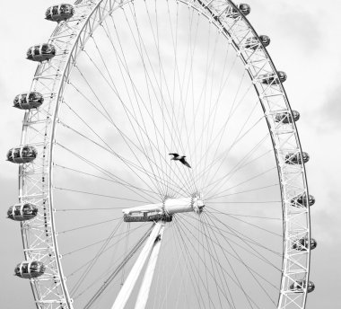 Bahar gökyüzünde ve beyaz bulutlarda Londra 'nın gözü