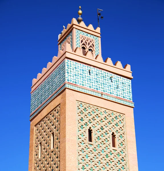 En el minarete maroc africa y el cielo azul — Foto de Stock