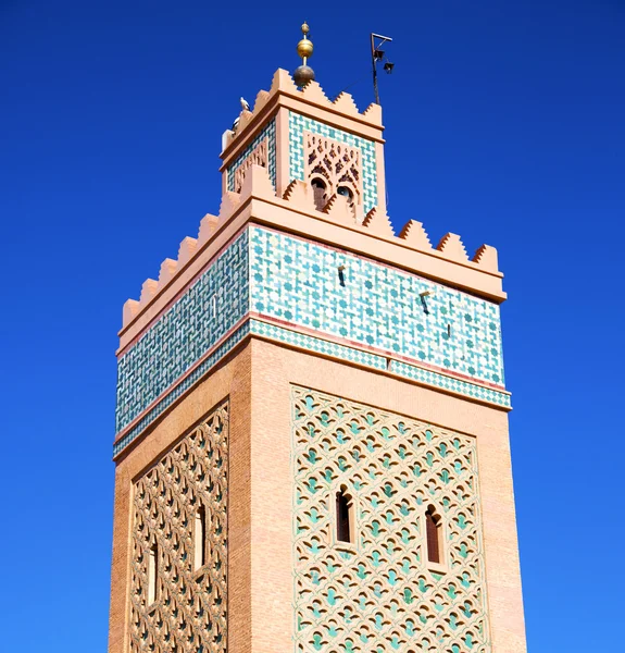 V maroc Afrika minaret a modrá obloha — Stock fotografie