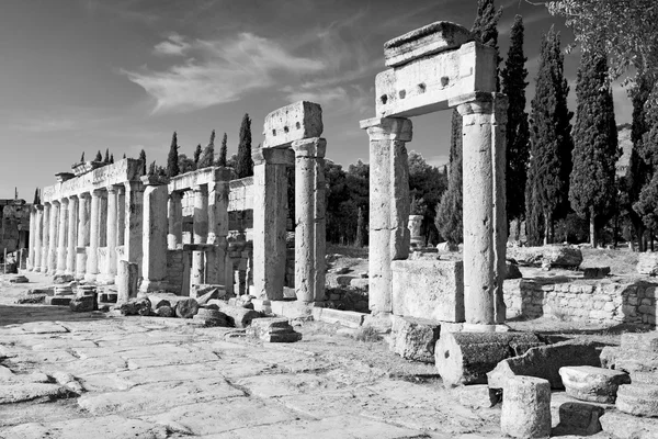 Anatolie staré konstrukce pamukkale v Turecku Asie sloupce — Stock fotografie