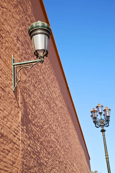Lâmpada de rua em morocco África decoração tijolo — Fotografia de Stock
