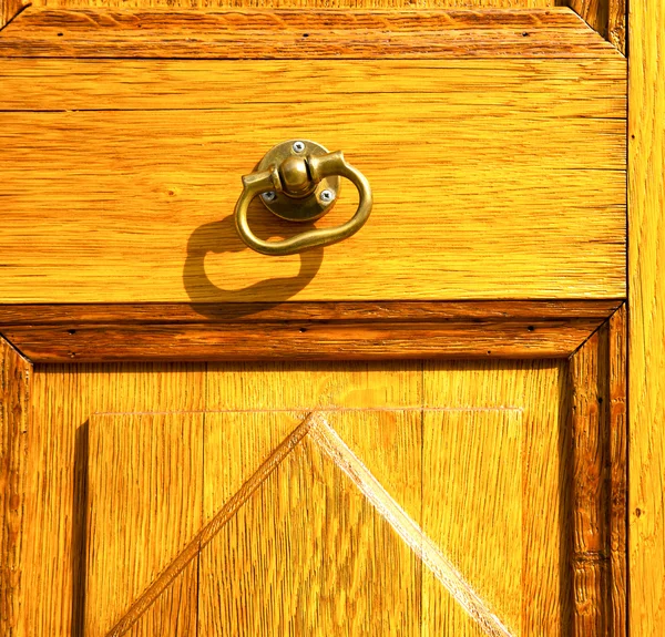 O ternate sutiãs enferrujados fechado madeira itália lombardia — Fotografia de Stock