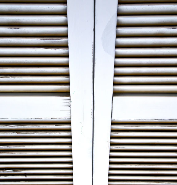 Okno niewidomych w konkretnych besnate — Zdjęcie stockowe
