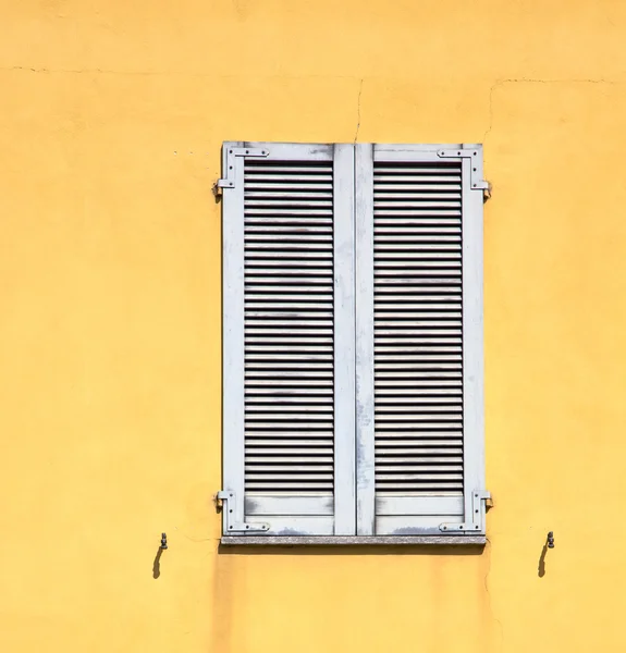 Besnate window      wood venetian blind in the concrete — Stock Photo, Image