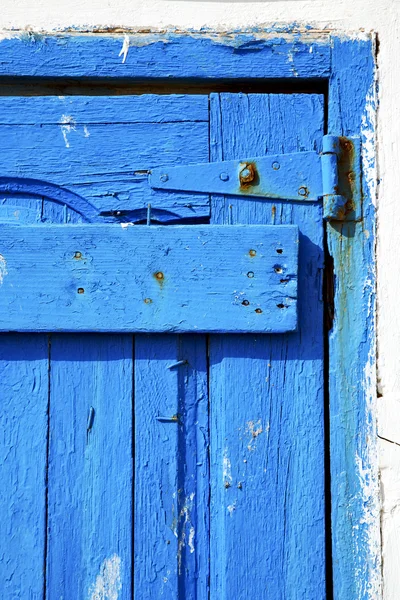 Vuile gestripte verf in de blauwe houten deur en — Stockfoto