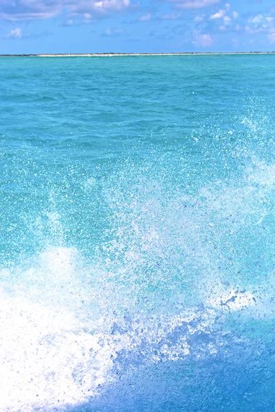 地上波 froath で泡の海の晴れた日 — ストック写真