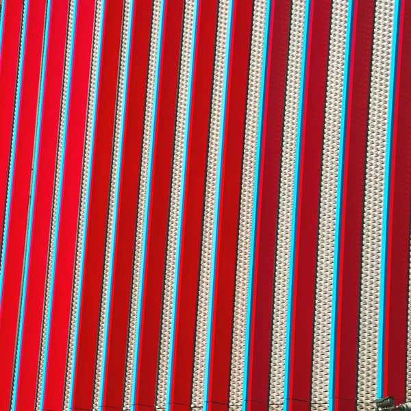 イングランド ロンドン手すり鋼と背景の青赤抽象的な金属 — ストック写真