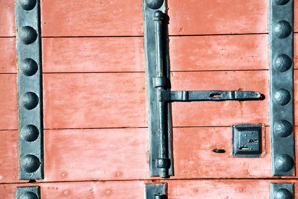 Marocain brun rouillé dans un vieux cadenas de maison en façade de bois — Photo