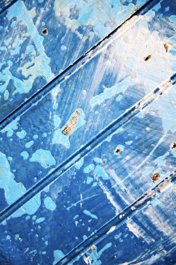 mavi ahşap kapı ve paslı çivi elimden 