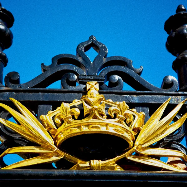 In london england the old metal gate  royal palace — Stock Photo, Image