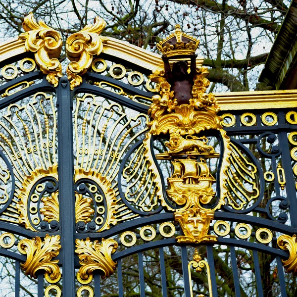 En Londres Inglaterra la antigua puerta de metal palacio real — Foto de Stock