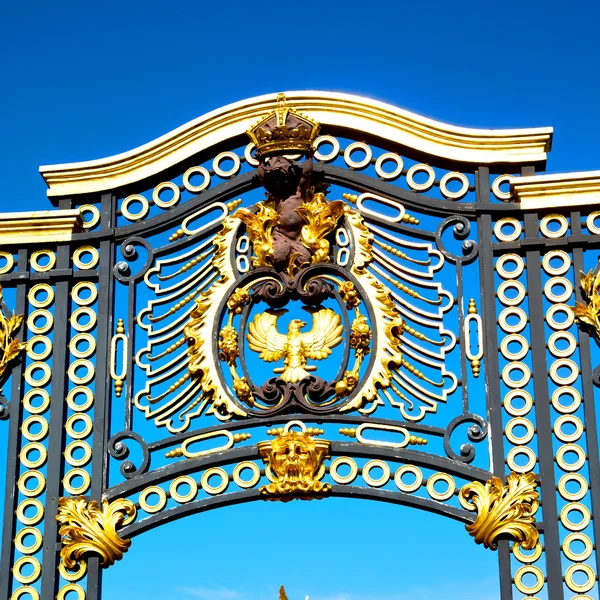 En Londres Inglaterra la antigua puerta de metal palacio real — Foto de Stock