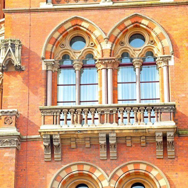 Antigua arquitectura mural en Londres ventanas inglesas y exteriores de ladrillo — Foto de Stock
