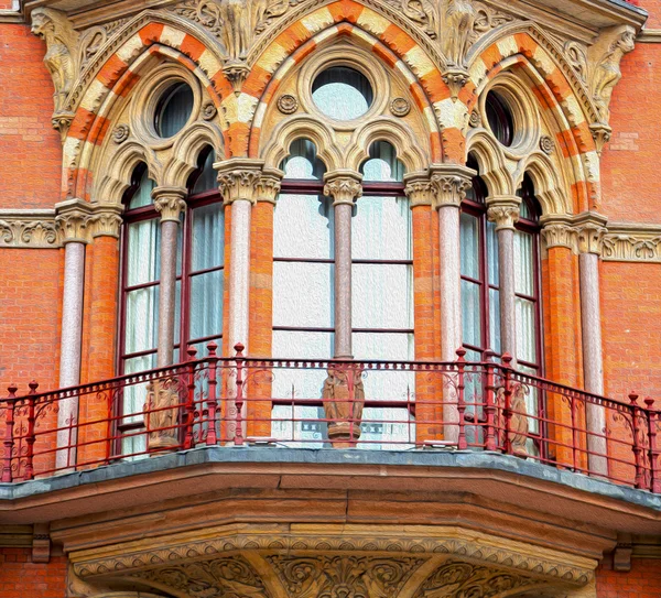 Antigua arquitectura mural en Londres ventanas inglesas y exteriores de ladrillo — Foto de Stock