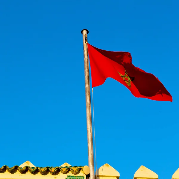 突尼斯挥舞国旗中的蓝色天空的颜色与城垛洼 — 图库照片