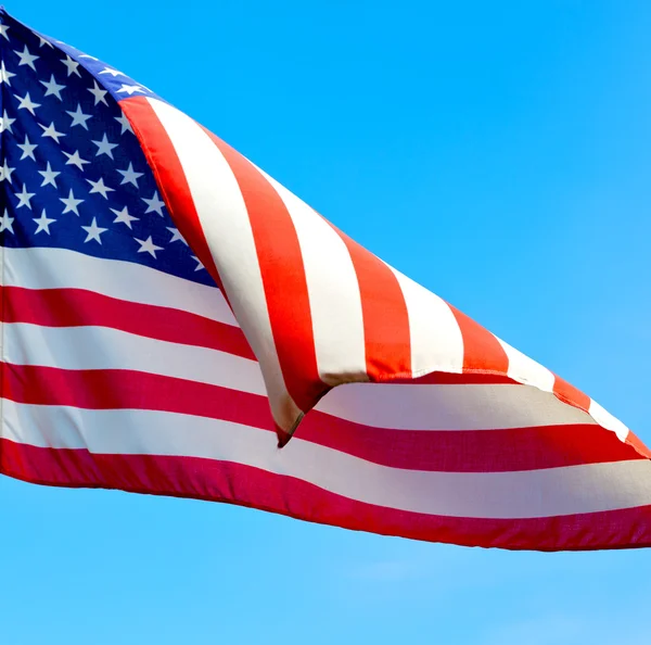 EUA acenando bandeira no céu azul bcolor e onda — Fotografia de Stock