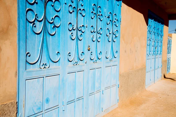 Παλιά πόρτα μπλε Μαρόκο και ξύλο ιστορικά νυχιών — Φωτογραφία Αρχείου