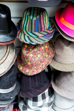 Londra eski kırmızı şapka ve siyah moda Salonu