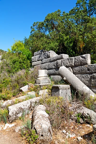 O velho templo e teatro em termessos antalya peru céu asiático — Fotografia de Stock