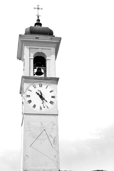 Antico orologio torre in italia europa vecchia pietra e campana — Foto Stock