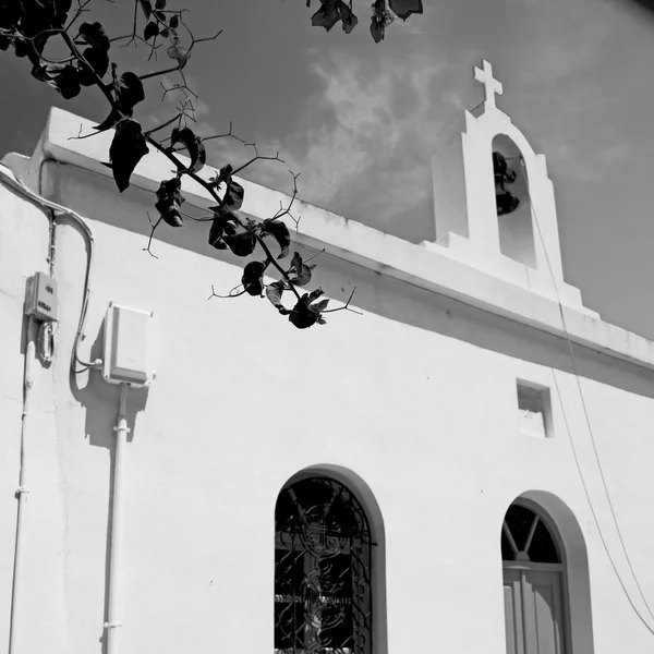 En cyclades europe greece una cruz el cielo nublado y la campana — Foto de Stock