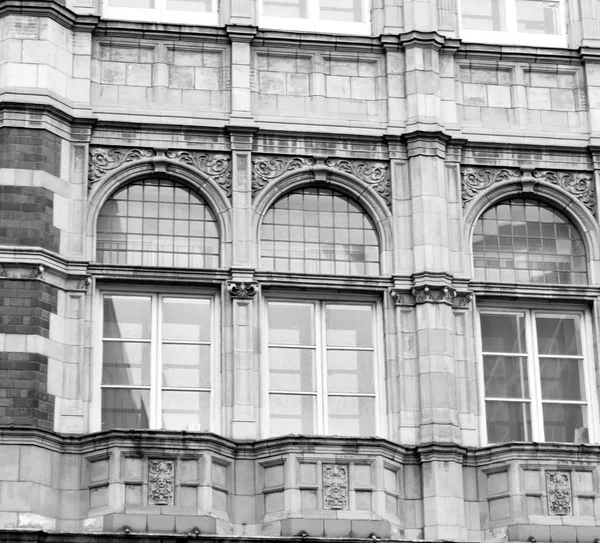 En Europa Londres vieja pared de ladrillo rojo y ventana histórica — Foto de Stock