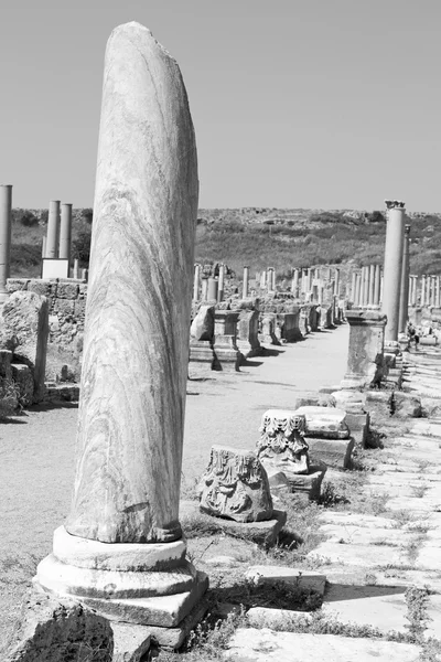 アジアのトルコで perge 古い建設列とローマ — ストック写真