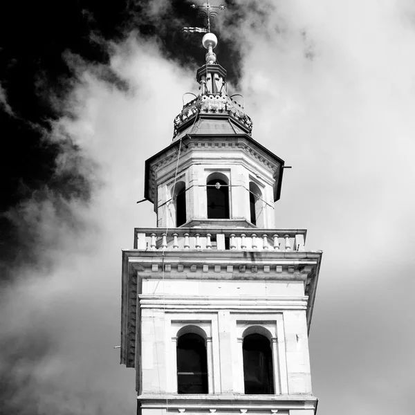 Monumento torre dell'orologio in italia europa vecchia pietra e campana — Foto Stock