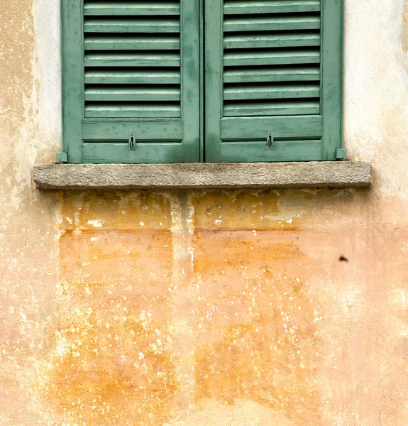 Azzate 窗口瓦雷泽意大利抽象橙色砖 — 图库照片