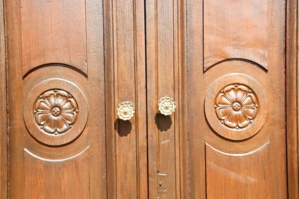 Раздетые двери краски в Италии старинные деревянные текстурные ногти — стоковое фото