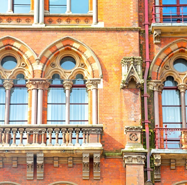 Alte wandarchitektur in london england fenster und backstein exteri — Stockfoto