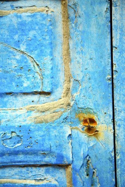 Schmutzig im blauen Holz rostigen Nagel entkleidet — Stockfoto