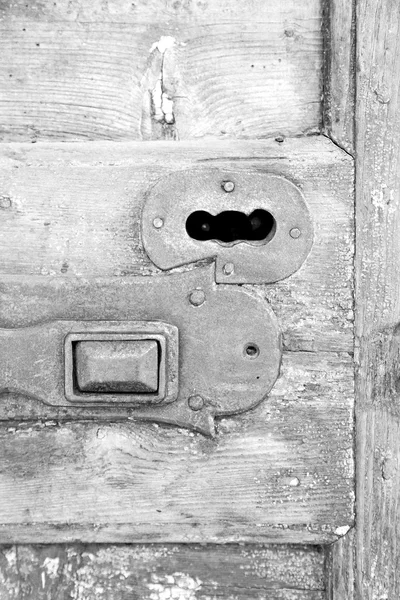 Europa velho em itália antiga fechar porta marrom e ferrugem fechadura c — Fotografia de Stock
