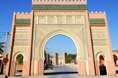 Fas kemer içinde Afrika eski yapılar sokak mavi gökyüzü