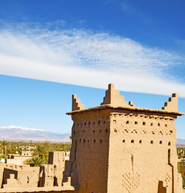 tower yakınındaki dağ karda kahverengi eski yapılar