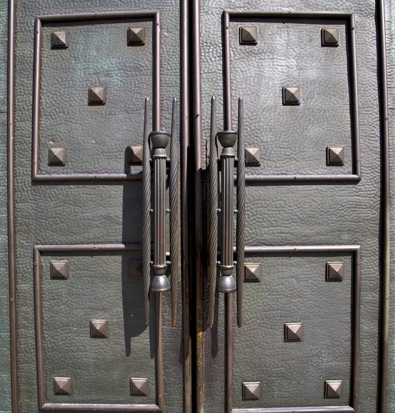 Cairate streszczenie curch drzwi zamknięte drewna Włochy Lombardia — Zdjęcie stockowe