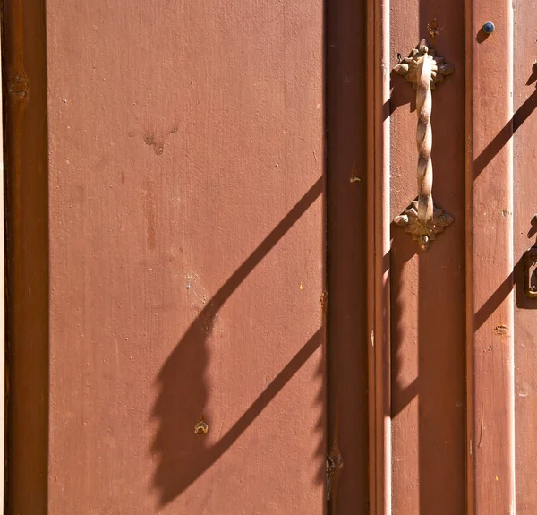 Caidate varese abstrato latão marrom batedor fechado madeira lom — Fotografia de Stock