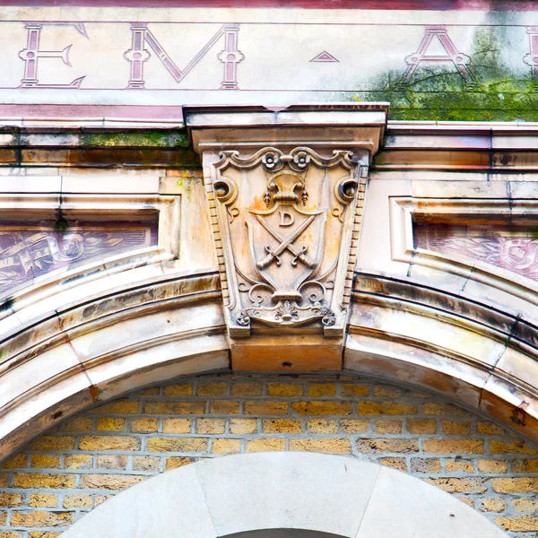 Velho windon em Inglaterra londres tijolo e vidro da parede — Fotografia de Stock